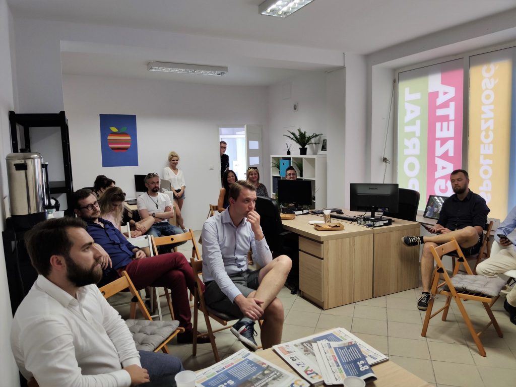 Grupa ludzi na posiedzeniu w biurze