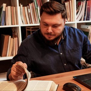 Pracownik przeglądający dokumenty.